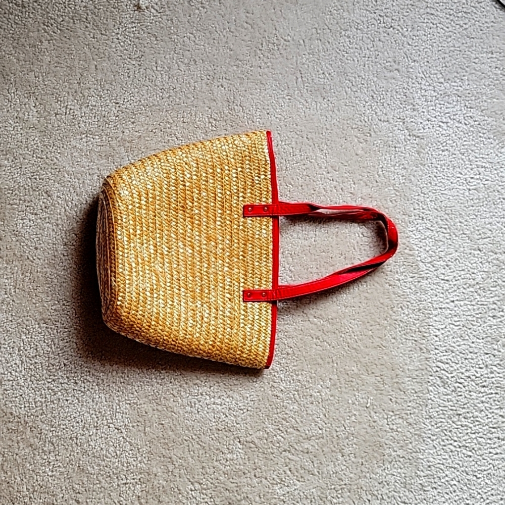 Is a tote bag with red straps